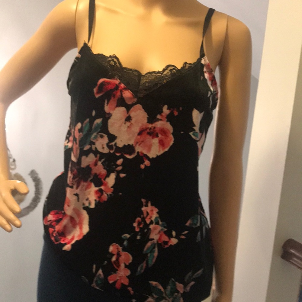 Cute floral top from Macy’s 🥰🌹